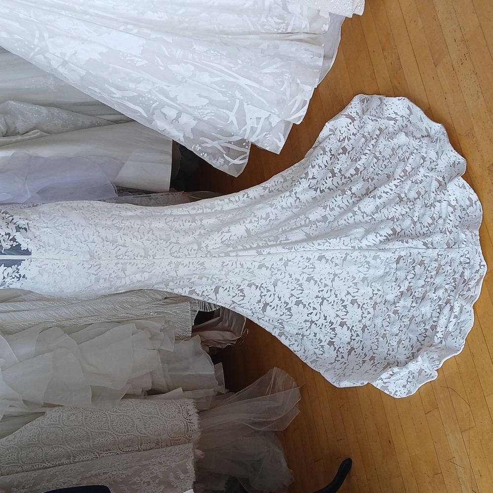 Lotus Threads Wedding Dress - Picture 5 of 6